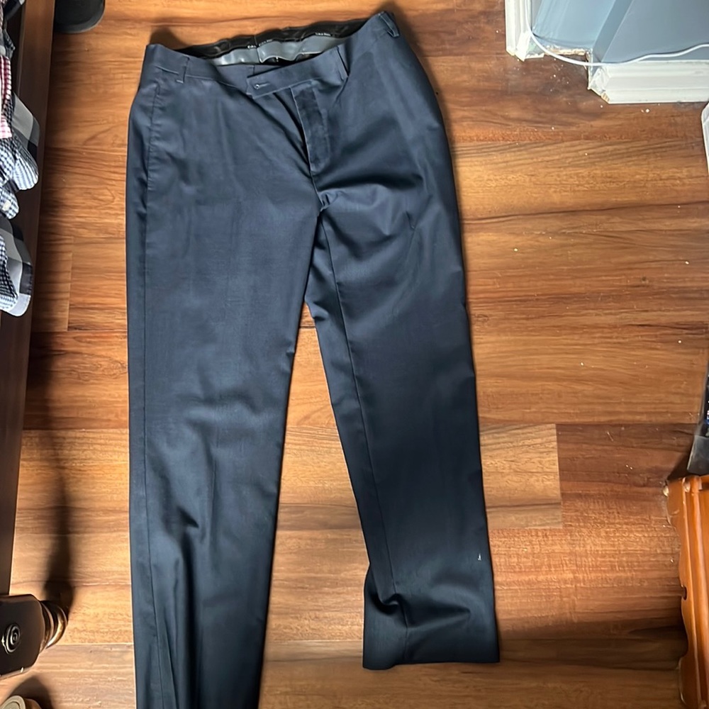 calvin klein 36x30 slim straight navy dress pants. in great condition.